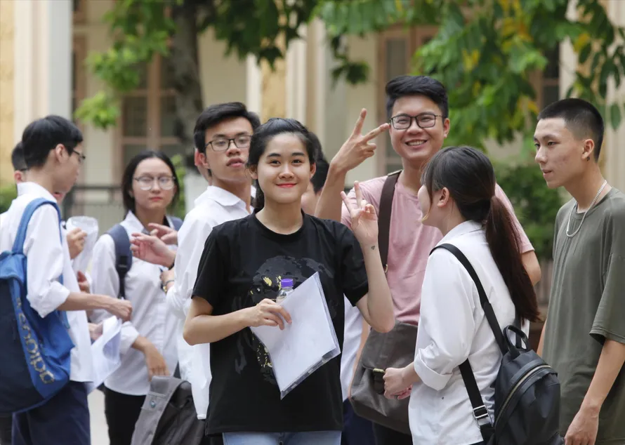 Đề thi THPT quốc gia năm nay nên đưa nội dung, kiến thức học online, truyền hình vào hay không đang có nhiều ý kiến khác nhau 