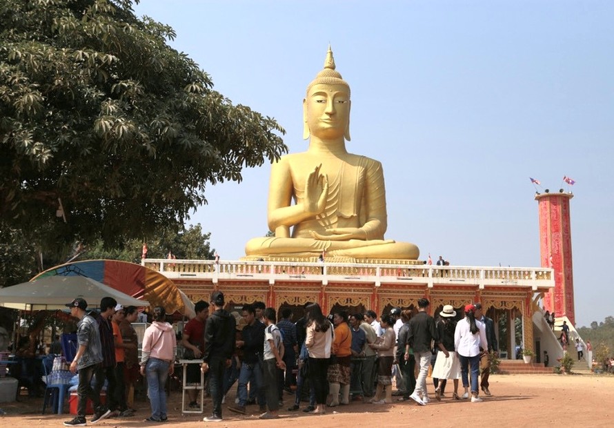 Toàn cảnh chùa Phu lam Đensavẳn, huyện Sê Pôn, tỉnh Savannakhet, Lào