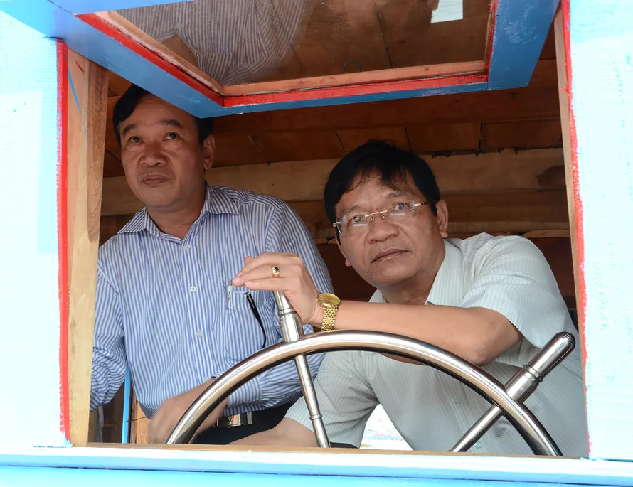 Ông Lê Viết Chữ (bên phải) đang cầm lái chiếc tàu Hoàng Sa ảnh: Văn Chương 