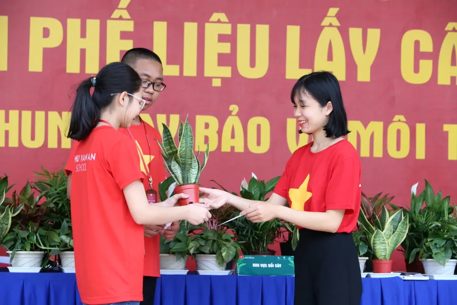 Học sinh trường Chu Văn An đổi phế liệu lấy cây xanh