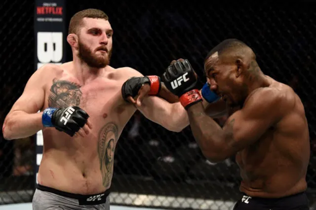 Michał Oleksiejczuk ra đòn hạ gục đối thủ.