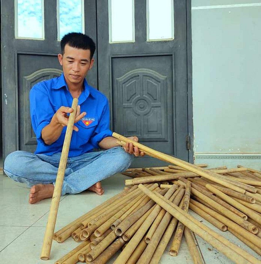 Anh Đàm Đình Hiếu làm sáo trúc 
