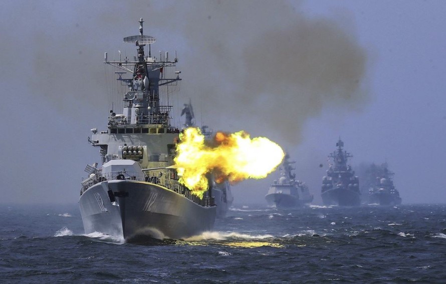 Tàu chiến Trung Quốc và Nga trong một cuộc tập trận chung ở biển Hoa Đông năm 2014 Ảnh: SCMP/AP 