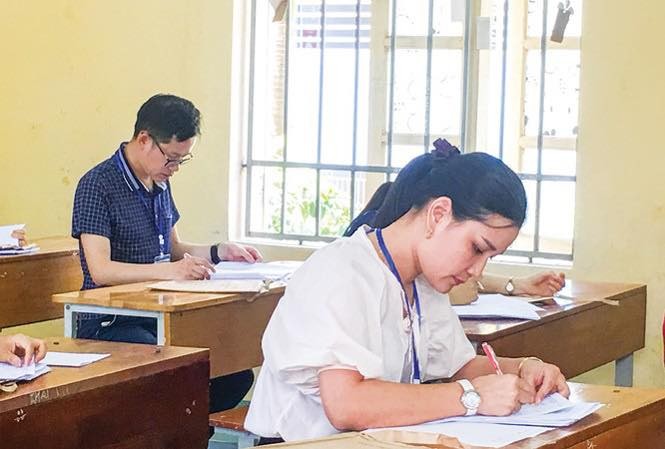  Giáo viên chấm thi tự luận