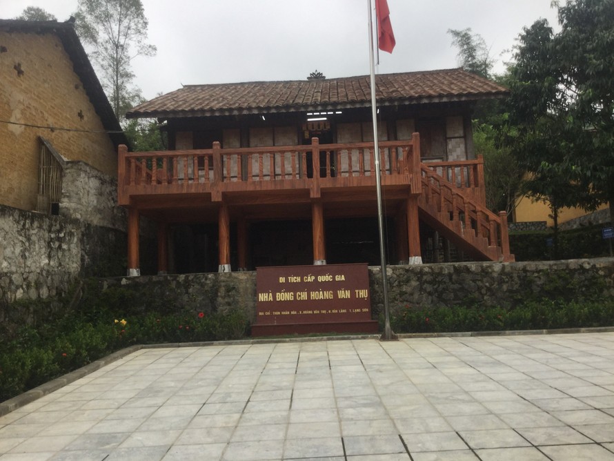 Bê tống hóa mặt tiền ngôi nhà sàn nom rất phản cảm 