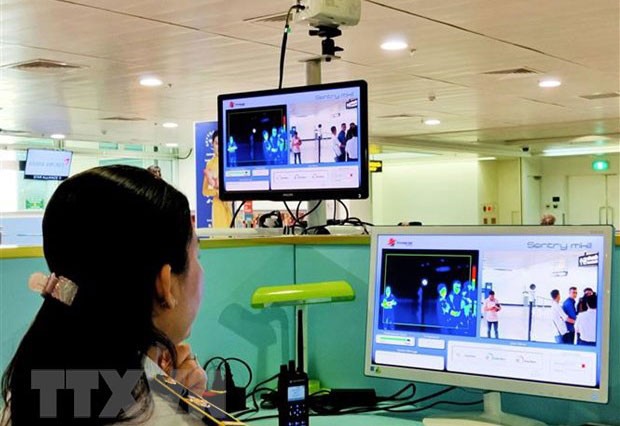 Nhiều hành khách nhiễm covid-19 vẫn lọt qua các cửa kiểm tra phòng dịch ở sân bay - Ảnh: TTXVN
