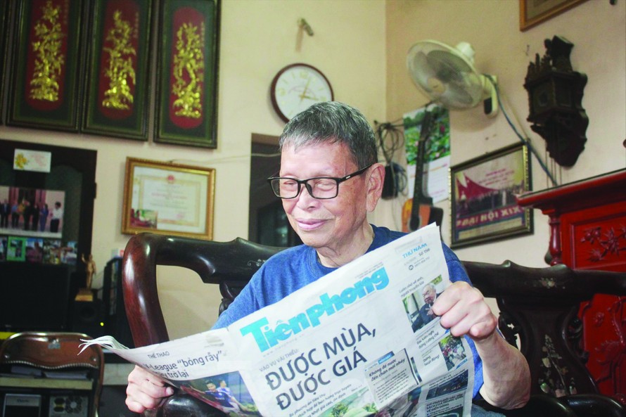 Anh hùng Lao động Nguyễn Đức Thìn đọc báo Tiền Phong