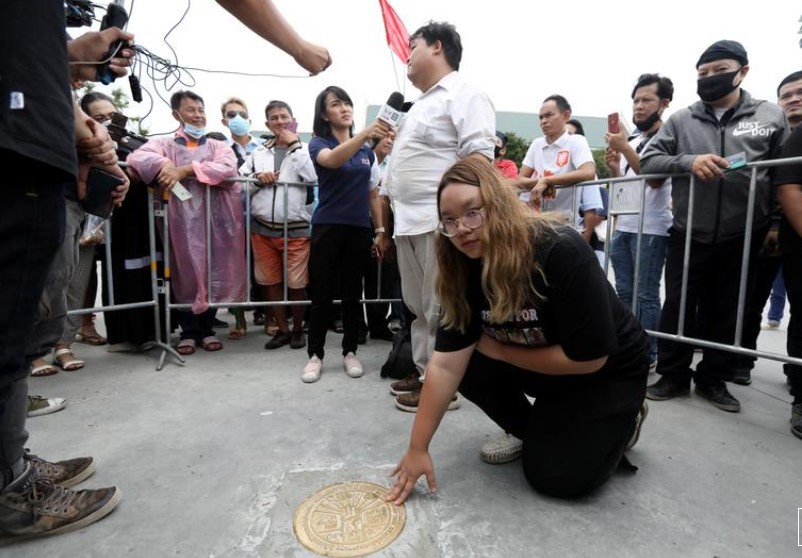 Các thủ lĩnh sinh viên bên cạnh tấm bảng mới được lắp đặt ở Bangkok ngày 20/9 Ảnh: REUTERS 