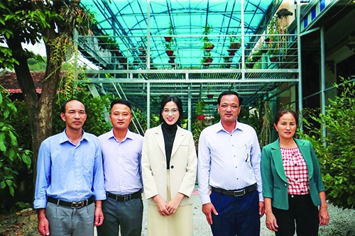 Đỗ Thị Hà cùng người thân. Bố, mẹ Hoa hậu đứng bên phải ảnh Ảnh: Như Ý