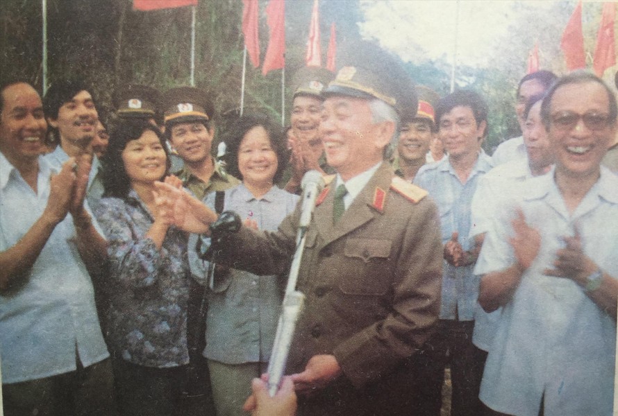 Đón Đại tướng Võ Nguyên Giáp hoàn thành chuyến thăm, tham dự (ASIAD 1990) từ Trung Quốc trở về Ảnh: Lê Công Mai