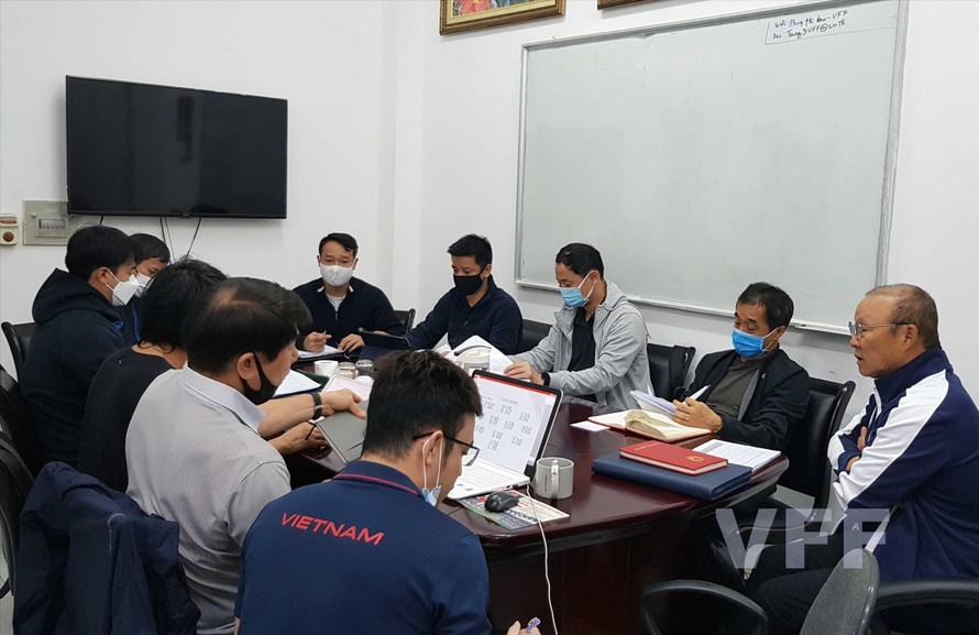 HLV Park Hang Seo và các cộng sự làm việc về kế hoạch chuẩn bị cho Vòng loại thứ 2 World Cup 2022 của đội tuyển Việt Nam ảnh: VFF
