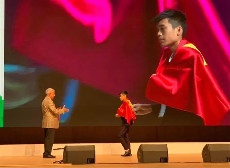 Được khoác lên mình lá cờ Tổ quốc nhận Huy chương Vàng Tin học quốc tế là niềm hạnh phúc thiêng liêng của Bùi Hồng Đức ẢNH: NVCC