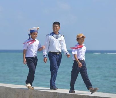 Đi dạo ngoài bờ biển luôn là sự thích thú của những đứa trẻ ở Trường Sa. Ảnh: Quỳnh Trang