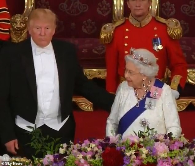 Ông Trump tỏ ra thân thiện khi vỗ vai nữ hoàng Anh, nhưng hành động này được cho là phá vỡ nghi thức ngoại giao, khiếm nhã.