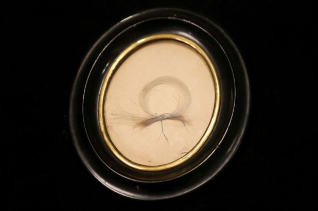 Vài sợi tóc này của nhà soạn nhạc nổi tiếng Ludwig van Beethoven sẽ được bán với giá gần nửa tỷ đồng.