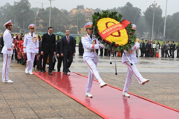Thứ trưởng Bộ Ngoại giao Đặng Minh Khôi, Chủ nhiệm Ủy ban Nhà nước về người Việt Nam ở nước ngoài và ông Phùng Khánh Tài, Phó Chủ tịch Ủy ban Trung ương Mặt trận Tổ quốc Việt Nam dẫn đầu đoàn kiều bào tiêu biểu vào lăng viếng Chủ tịch Hồ Chí Minh.