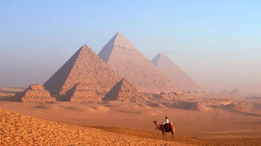 Who really built the Egyptian pyramids?