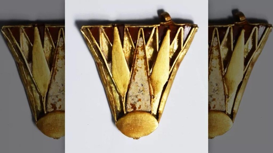 Mặt dây chuyền hình hoa sen có từ thời nữ hoàng Ai cập cổ đại Nefertiti