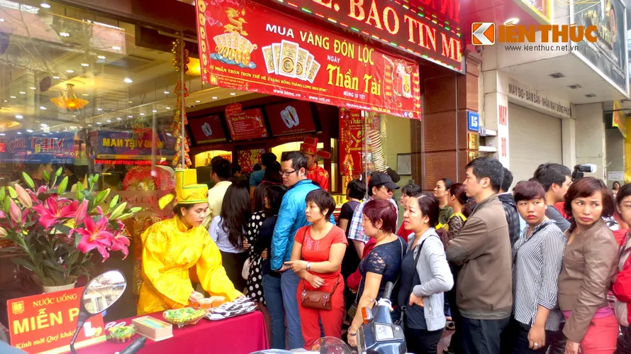 Người dân xếp hàng mua vàng ngày vía Thần Tài