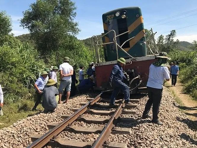 Cú đâm khiến đầu máy tàu hàng trật bánh. Ảnh: Cảnh Huệ.