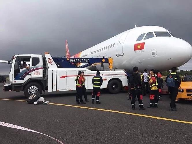 Lực lượng chức năng xử lý sự cố máy bay của Vietjet rơi lốp trước khi hạ canh xuống sân bay Buôn Ma Thuột hồi cuối tháng 11/2018.