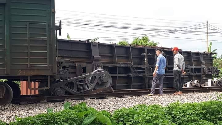 Hiện trường tai nạn, với 1 toa tàu bị lật. Ảnh: CTV.