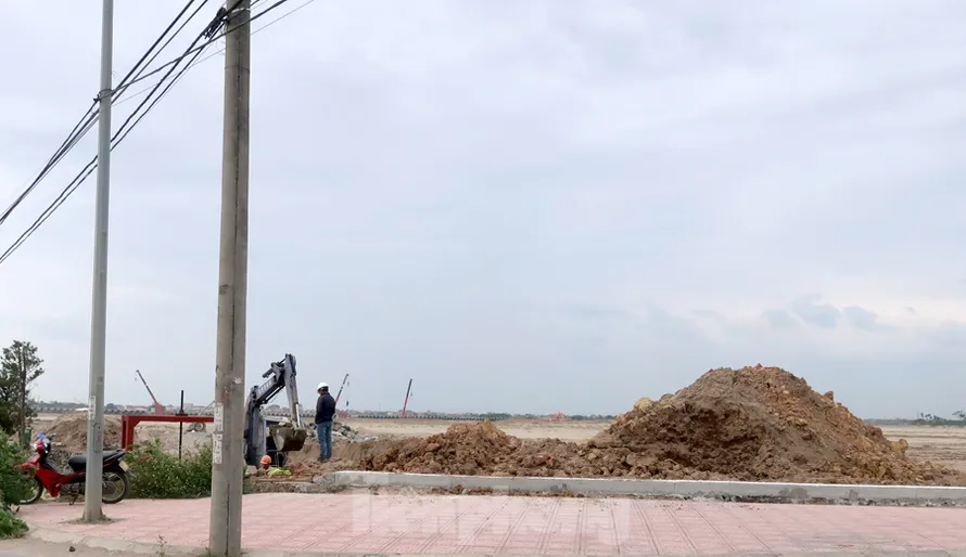 Dù đã có đề án nghiên cứu từ đầu những năm 2000, dự kiến hoàn thành năm 2018, nhưng tới nay nhà máy nước mặt sông Hồng (xã Liên Hồng, Đan Phượng, Hà Nội) đang ngổn ngang mặt bằng và chưa biết bao giờ hoàn thành.