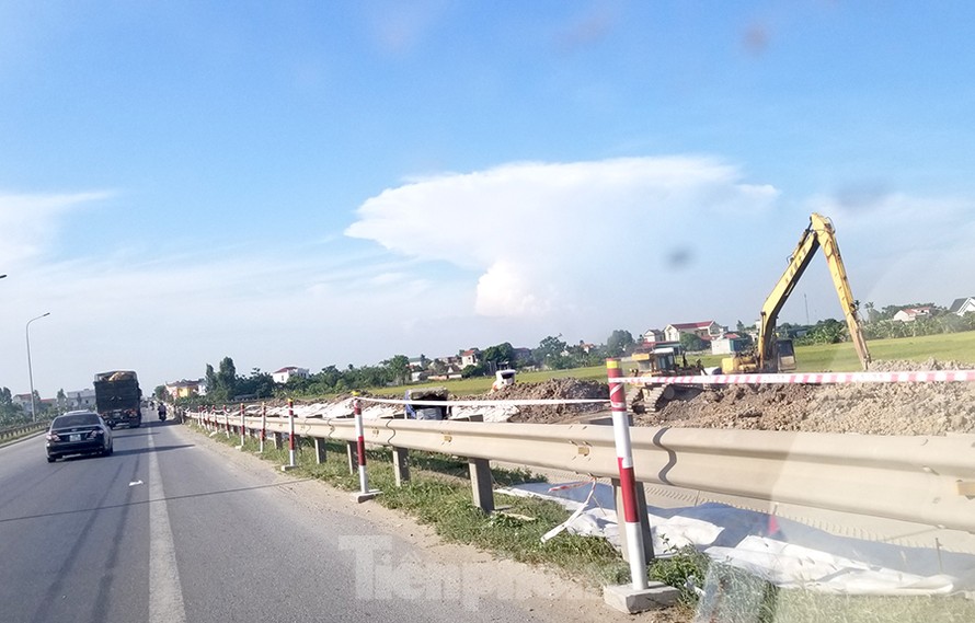 Đoạn cao tốc Cao Bồ - Mai Sơn được đầu tư công, là 1 trong 11 đoạn cao tốc Bắc - Nam phía Đông giai đoạn 2017-2020 đang được gấp rút thi công. Ảnh: LHV.