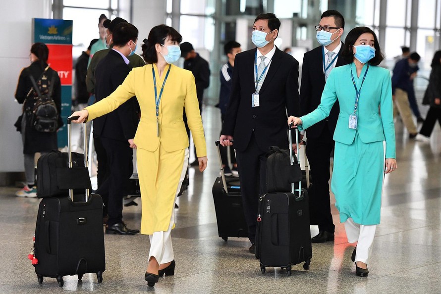 Tổ bay thực hiện các chuyến bay quốc tế về Việt Nam chỉ phải cách ly tập trung khoảng 4 ngày, khi toàn bộ hành khách và tổ bay xét nghiêm lần 2 âm tính với SARS-CoV-2, tổ bay được về cách ly tại nơi cứ trú. Ảnh minh hoạ.