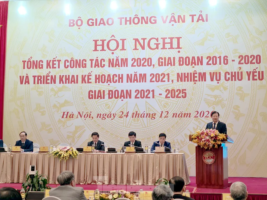 Phó Thủ tướng Trịnh Đình Dũng phát biểu chỉ đạo tại Hội nghị Tổng kết năm 2020, triển khai nhiệm vụ năm 2021 của Bộ GTVT. Ảnh: Phạm Thanh.