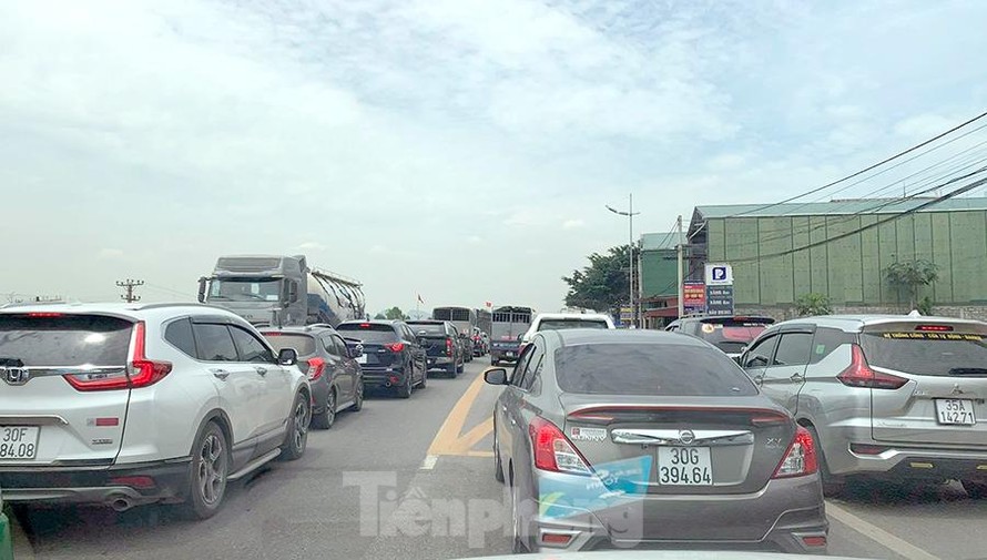 Quốc lộ 1 đoạn qua Tam Điệp (Ninh Bình) ùn tắc kéo dài sáng 30/4 chiều từ Bắc vào Nam.