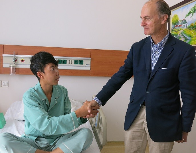 Chính nghị lực của Tuấn đã thuyết phục GS Mc Kinnon kiên trì 4 lần quay trở lại Vinmec làm những gì tốt nhất cho em