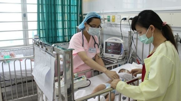 Chăm sóc trẻ mắc bệnh tại BV Nhi Trung ương