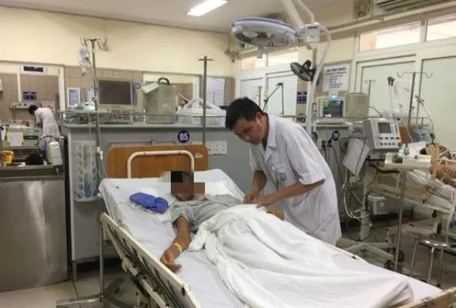 Nam thanh niên ngộ độc rượu đang được điều trị tại Trung tâm chống độc, BV Bạch Mai, Hà Nội