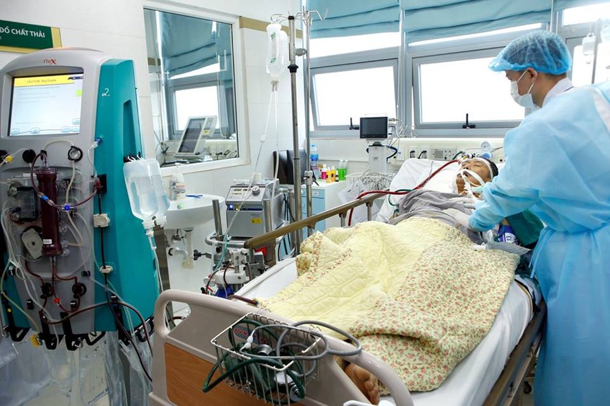 Bệnh nhân mắc cúm đang được sử dụng những kỹ thuật hiện đại nhất để duy trì sự sống. Ảnh: BV Bạch Mai cung cấp