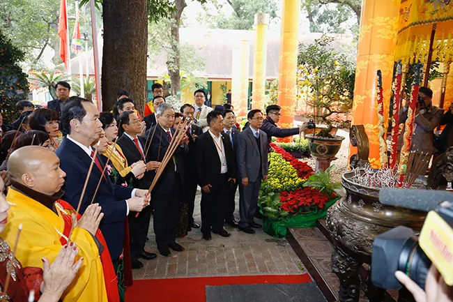 Chủ tịch nước dâng hương tưởng nhớ Bác Hồ và các tiền nhân