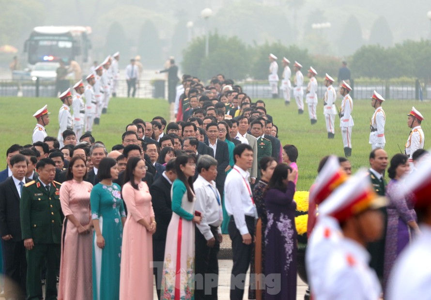 Đoàn đại biểu Quốc hội vào lăng viếng Chủ tịch Hồ Chí Minh 