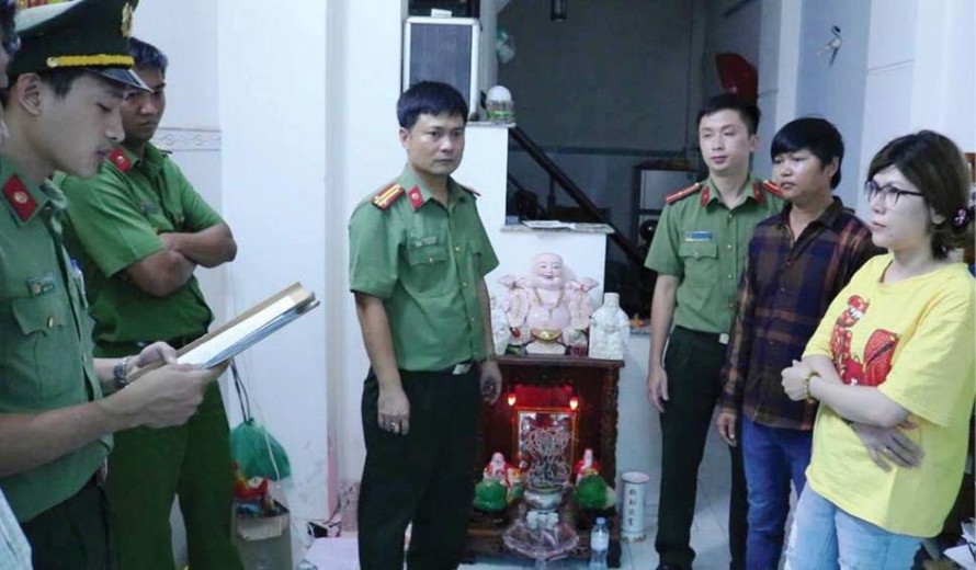 Đọc lệnh khởi tố Bùi Thị Thu Hồng cùng chồng (ảnh Công an TT-Huế)