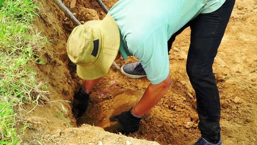 Việc bóc gỡ những vỉa, phiến, tảng đá cổ để trùng tu kè bảo vệ Kinh thành Huế hoàn toàn bằng phương pháp thủ công, nên rất kỳ công, mất nhiều thời gian và nặng nhọc đối với công nhân.