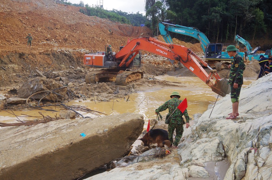 Tranh thủ từng khoảng thời gian ngớt tạnh mưa giữa núi rừng hiểm trở, đầy nguy hiểm để nỗ lực tìm những người còn mất tích.