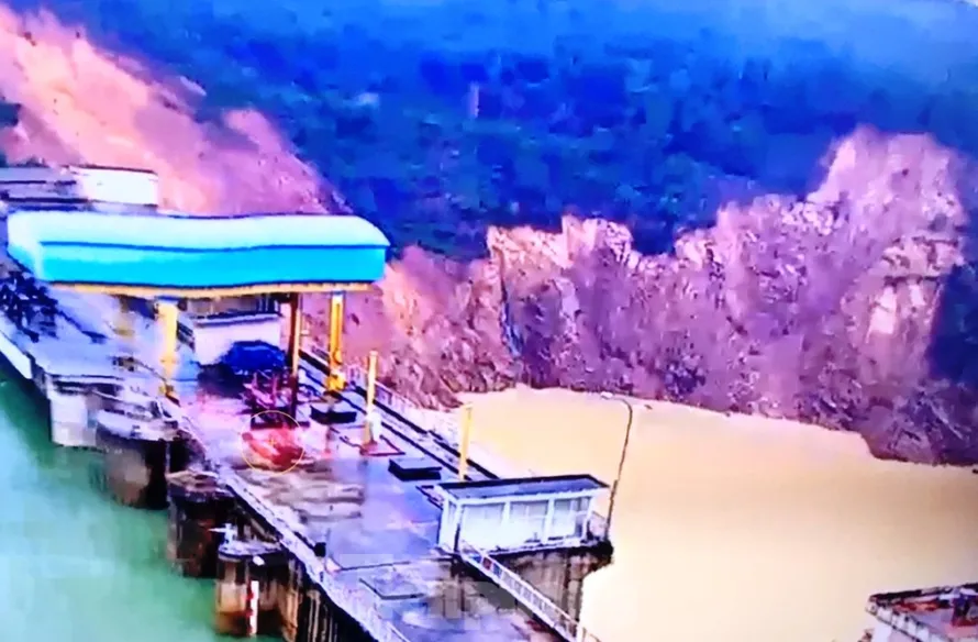 Hiện trường sạt lở đất đá vừa xảy ra tại vai trái hạ lưu thủy điện Hương Điền.