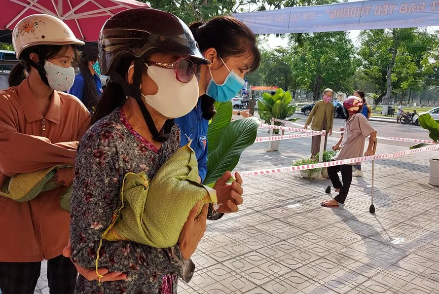 "Hạt gạo nghĩa tình" đến với người dân nghèo giữa mùa dịch bệnh 