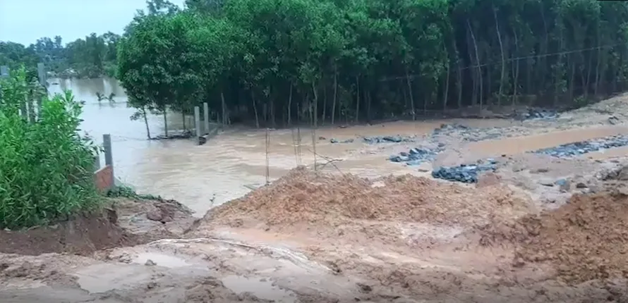 Đập thủy lợi Cát Bầu vỡ gây ngập úng nhiều diện tích hoa màu và người dân