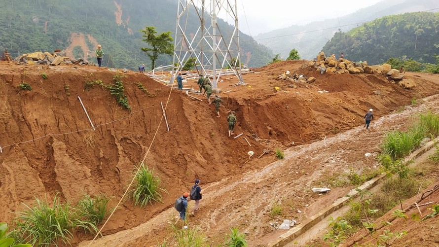 Sạt lở nghiêm trọng tại huyện Phước Sơn.