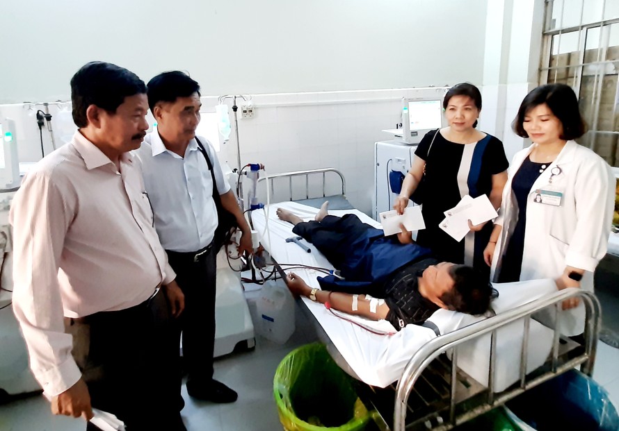 Báo Tiền Phong trao quà Tết cho bệnh nhân nghèo ở Cà Mau
