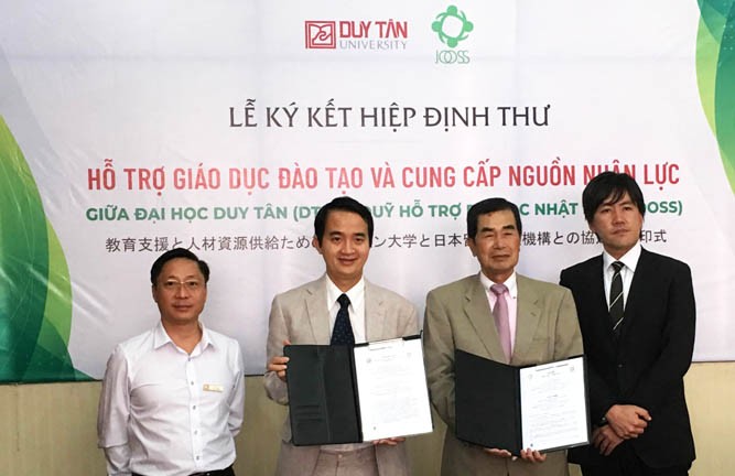 TS. Lê Nguyên Bảo - Hiệu trưởng ĐH Duy Tân (thứ 2 từ trái sang) và ông Shohei Yabuki - Giám đốc Đại diện JOOSS tại Việt Nam (thứ 2 từ phải sang) 