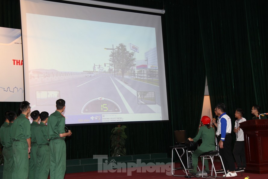 Học viên Học viện Kỹ thuật Quân sự tham gia thực hành kỹ năng điều khiển xe mô tô trên máy tính mô phỏng
