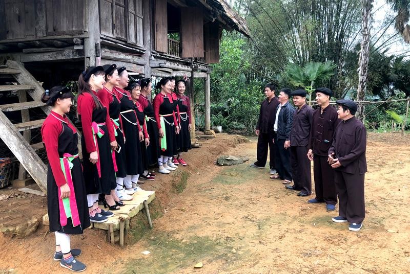 Một buổi luyện tập của các thành viên CLB Sình ca Cao Lan thôn Đồng Quân, xã Thắng Quân (Yên Sơn). Ảnh: Báo Tuyên Quang