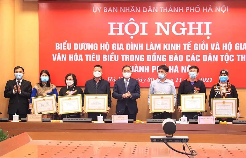 Ông Lê Hồng Sơn, Phó Chủ tịch Thường trực UBND TP. Hà Nội tặng Bằng khen của Chủ tịch UBND Thành phố cho các hộ gia đình tiêu biểu. Ảnh: TTXVN