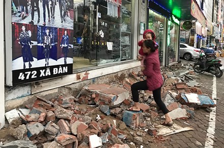 Trong việc phá dỡ bậc tam cấp, một số đơn vị cứng nhắc